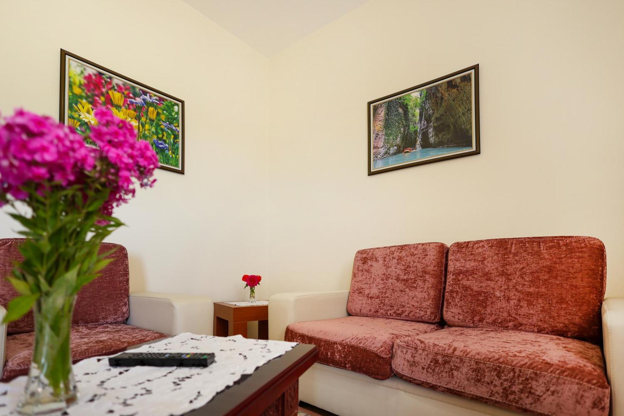 Hotel Kanione Cerenisht Esterno foto